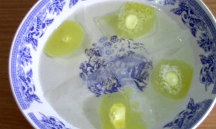 Перевіряємо вершкове масло на натуральність у теплій воді. Навіть дорогі види можуть складатися з хімії