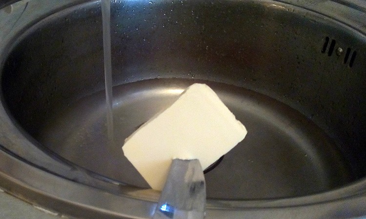 Перевіряємо вершкове масло на натуральність у теплій воді. Навіть дорогі види можуть складатися з хімії