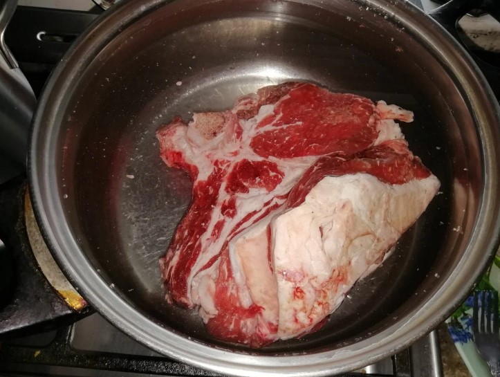 Як розморозити великий шматок м'яса за 10 хвилин. Без гарячої води та мікрохвильової печі