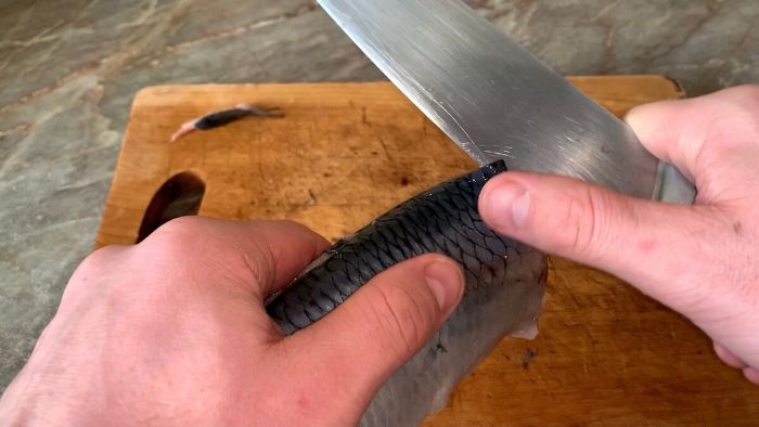 Ніколи б не подумала, що оселедець чистити так просто. Ділюся хитрістю