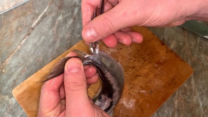 Ніколи б не подумала, що оселедець чистити так просто. Ділюся хитрістю