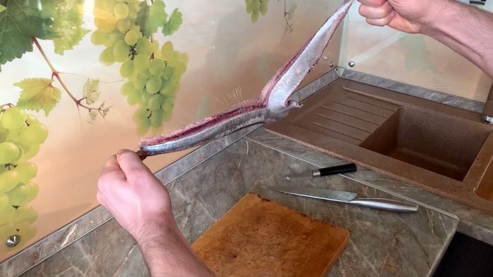 Ніколи б не подумала, що оселедець чистити так просто. Ділюся хитрістю