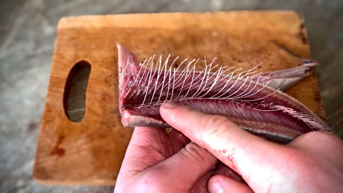 Ніколи б не подумала, що оселедець чистити так просто. Ділюся хитрістю