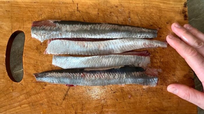 Ніколи б не подумала, що оселедець чистити так просто. Ділюся хитрістю