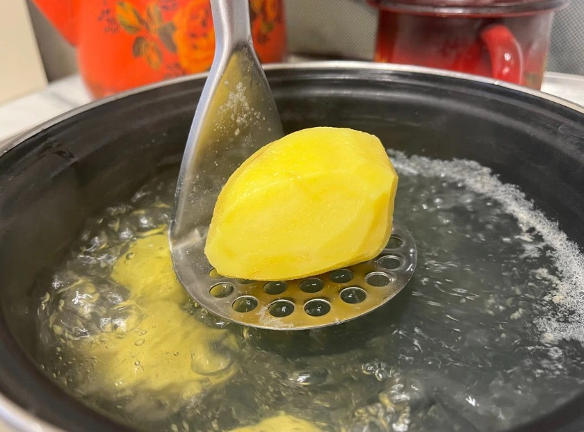 Товкушка мені замінює купу речей на кухні. 6 незвичайних варіантів її застосування