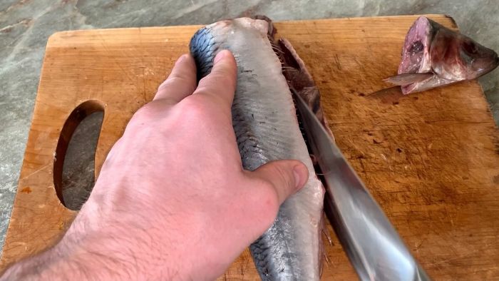 Ніколи б не подумала, що оселедець чистити так просто. Ділюся хитрістю