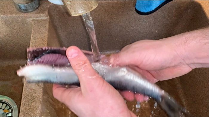 Ніколи б не подумала, що оселедець чистити так просто. Ділюся хитрістю
