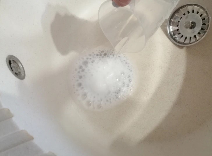 Вирішила проблему із засміченням у трубах раз і назавжди. Пробиваю за лічені хвилини, впораюся без дорогих гелів та сантехніка