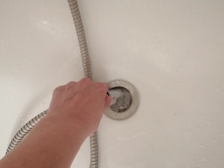 Вирішила проблему із засміченням у трубах раз і назавжди. Пробиваю за лічені хвилини, впораюся без дорогих гелів та сантехніка