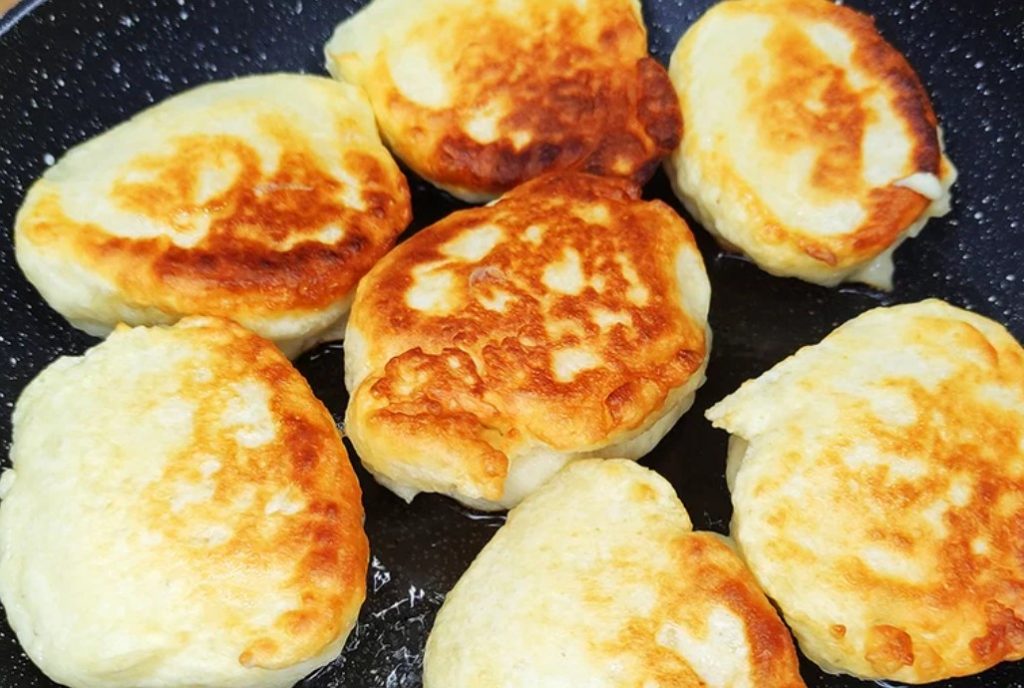 Оладки готую лише на гарячому кефірі. Завжди виходять дуже смачні