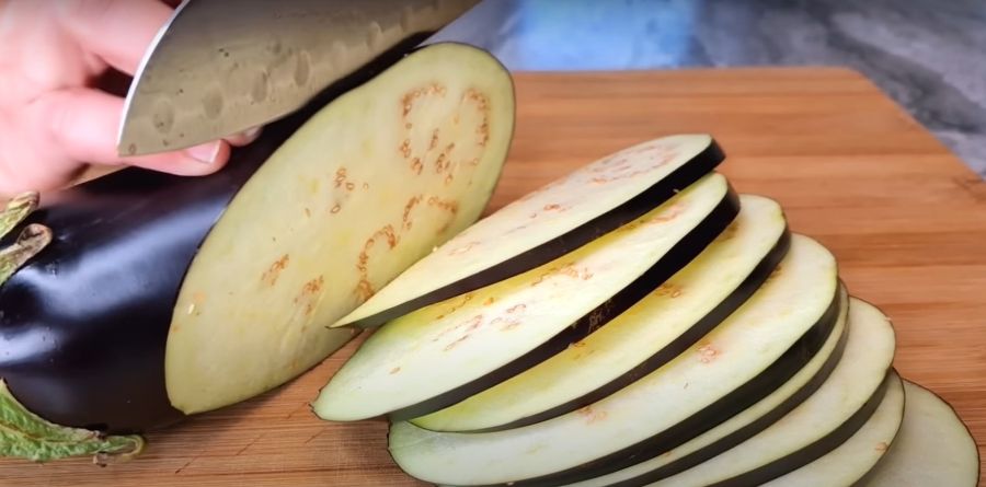 Апетитні баклажанні рулетики з начинкою: проста, але смачна страва