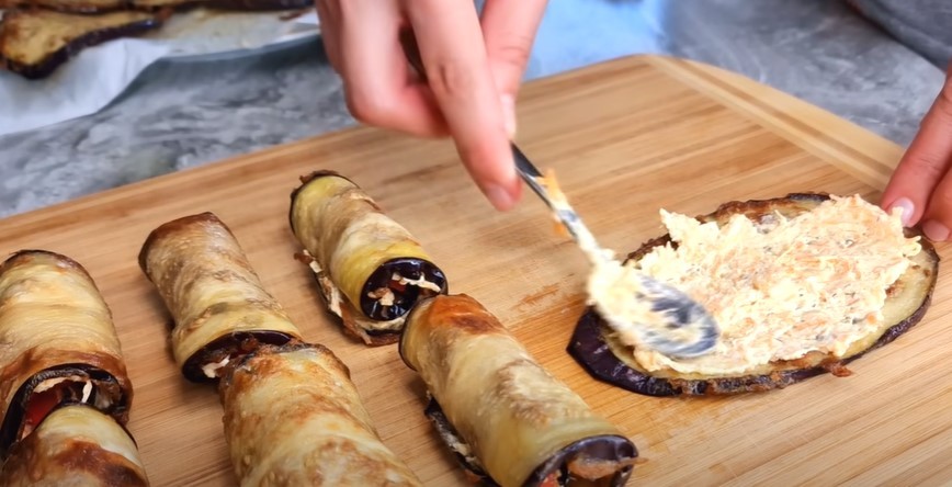 Апетитні баклажанні рулетики з начинкою: проста, але смачна страва