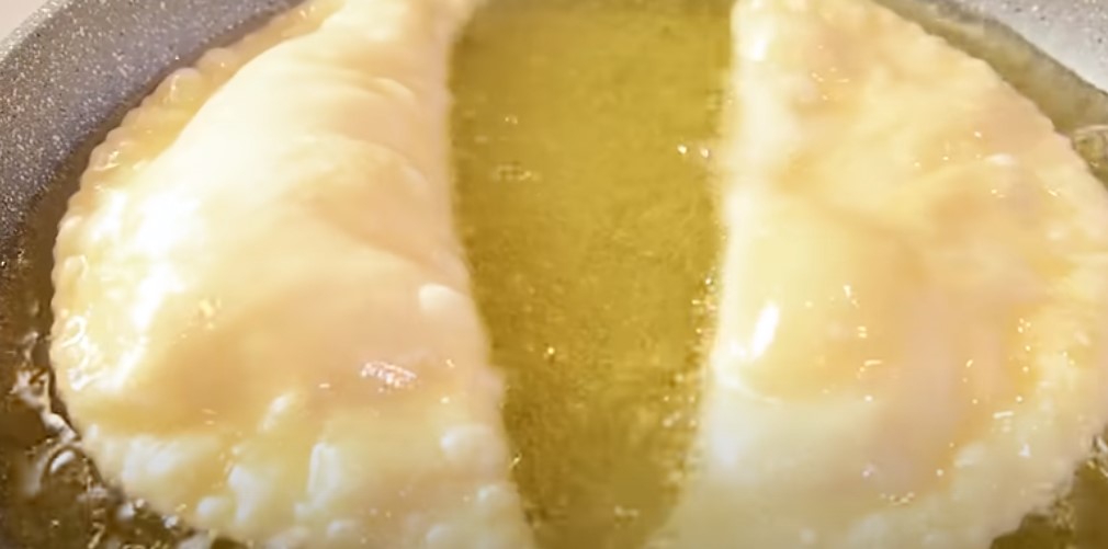 Секрет чебуреків: соковитих та хрустких. Рецепт вдалого тіста