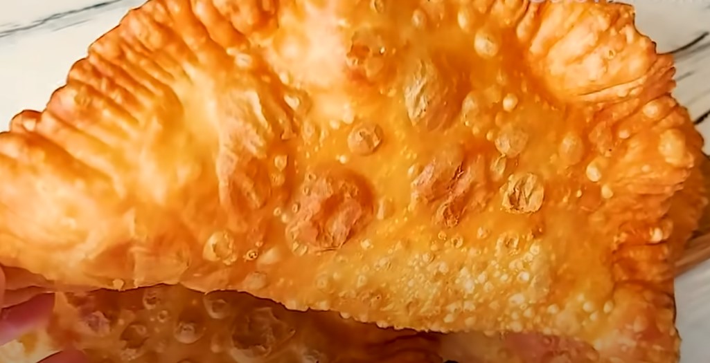 Секрет чебуреків: соковитих та хрустких. Рецепт вдалого тіста