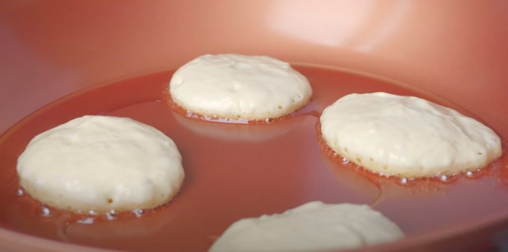 Як смачно приготувати пишні оладки на сніданок